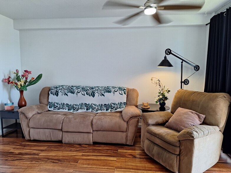 Comfortable living room facing large screen television - 2916 Date St