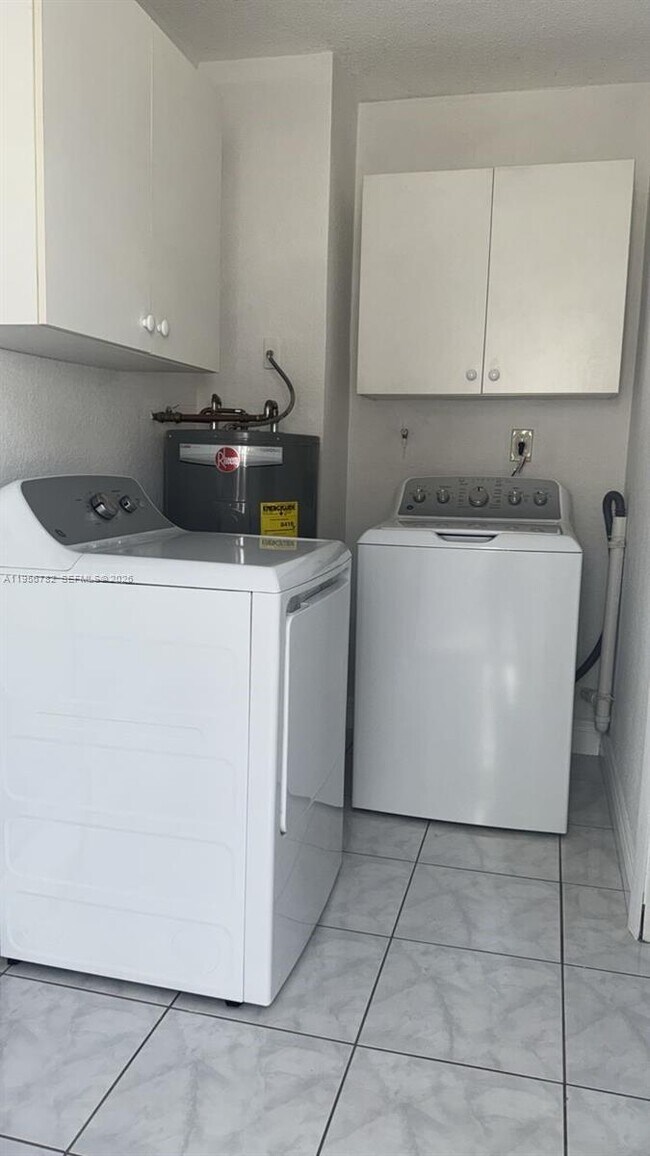 Building Photo - 2615 SW 32nd Ct