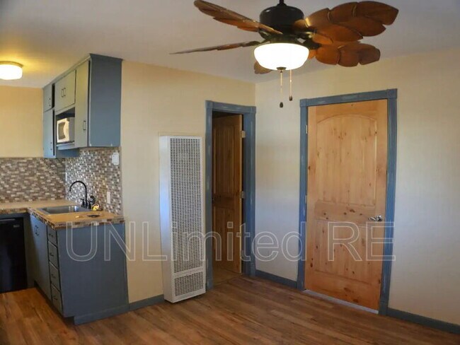 Building Photo - 1717 Cottonwood Ave