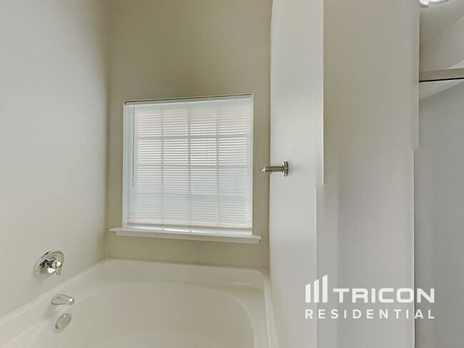 Building Photo - 851 Red Oak Tree Dr