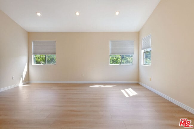 Building Photo - 2020 Penmar Ave