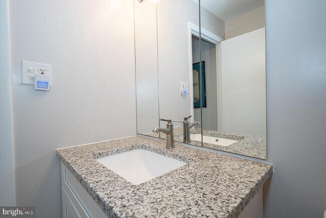 Building Photo - 1710 Oakwood Terrace