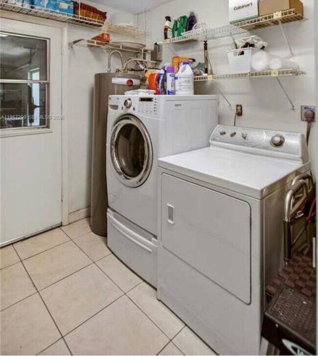 Building Photo - 10681 Greenbriar Ct