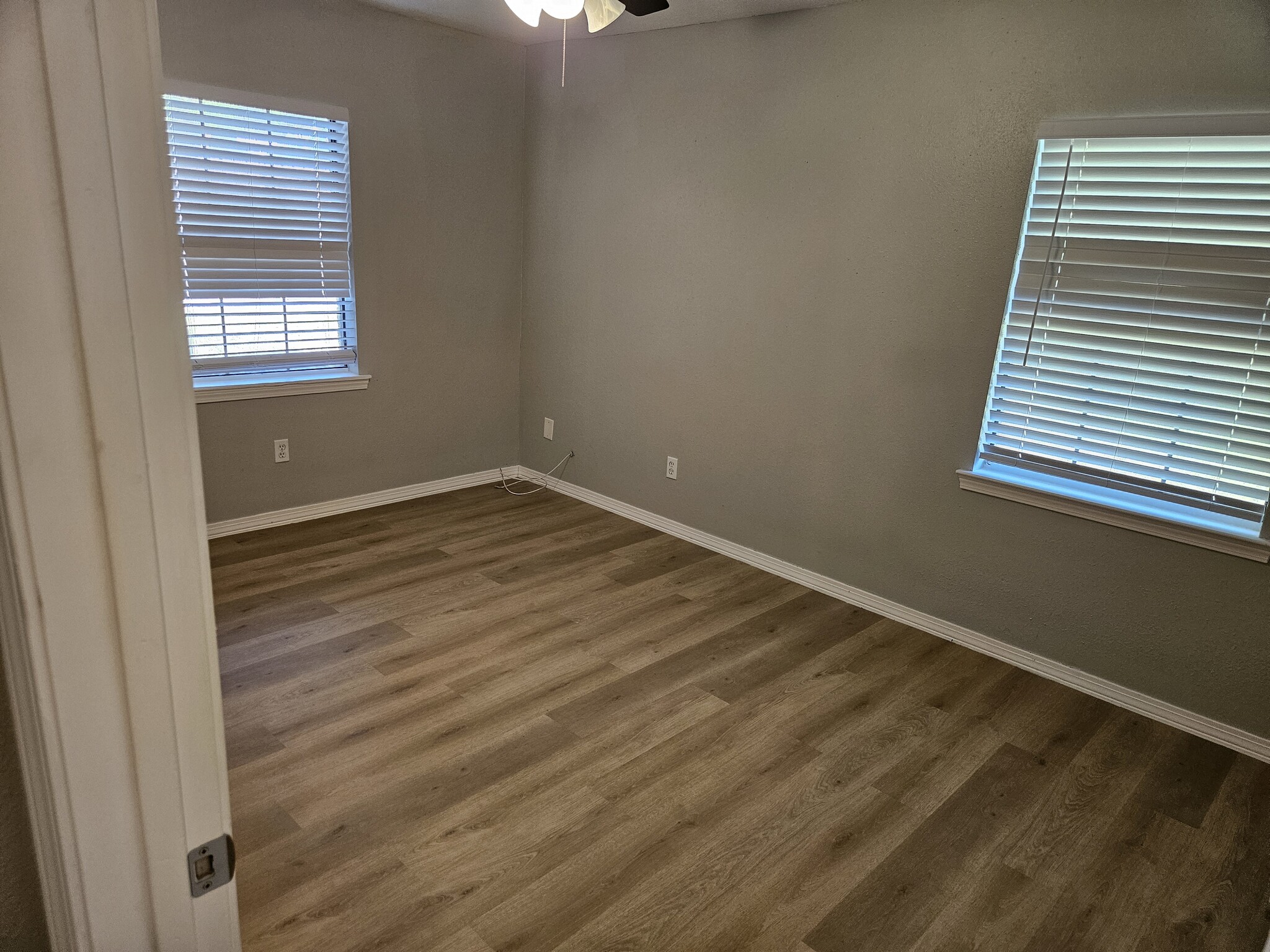 Larger bedroom - 2900 W La Rua St