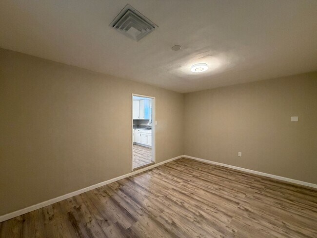 Building Photo - 602 Quincy St SE