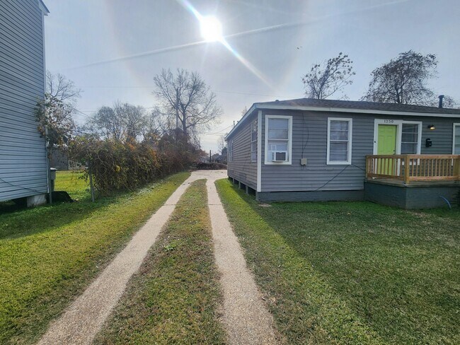 Building Photo - 1250 Estelle St