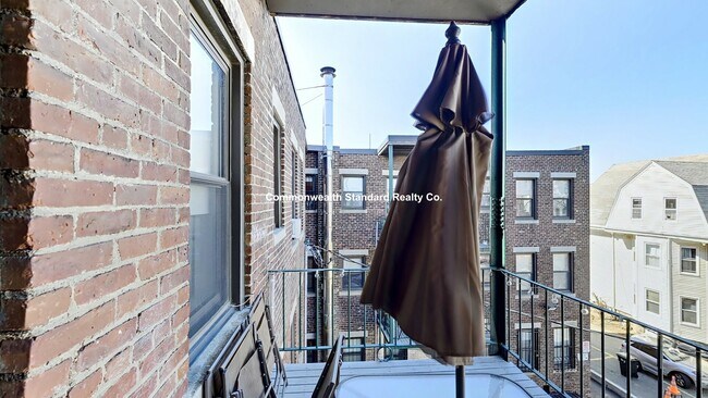 Building Photo - 27 Glenville Ave