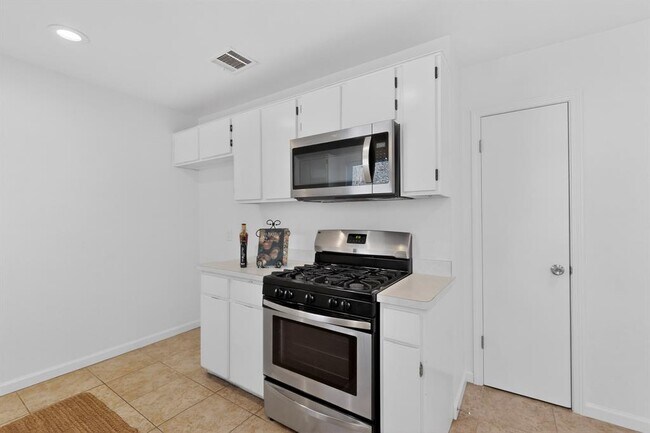 Building Photo - 7200 Barnsdale Way