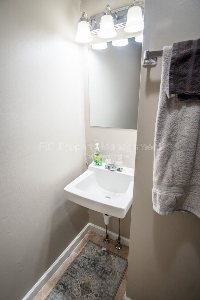 Building Photo - 707 W Race St