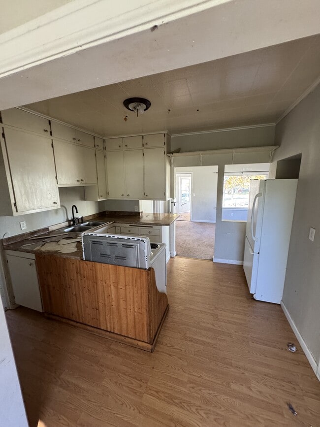 Building Photo - 716 7th Ave S