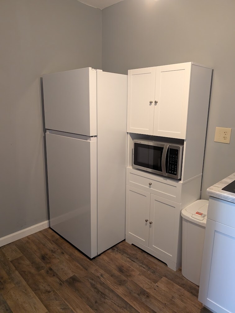 Building Photo - Room in Apartment on Karl Ct