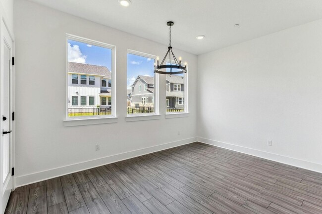 Building Photo - Beautiful 3 Bedroom Townhome