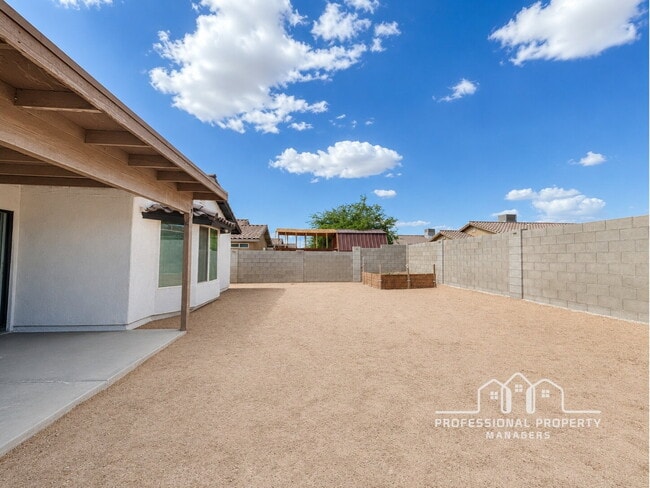 Building Photo - 4-bedroom, 2-bathroom home in Desert Sands