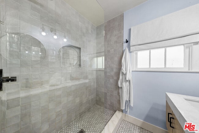 Building Photo - 2615 Canyon Dr