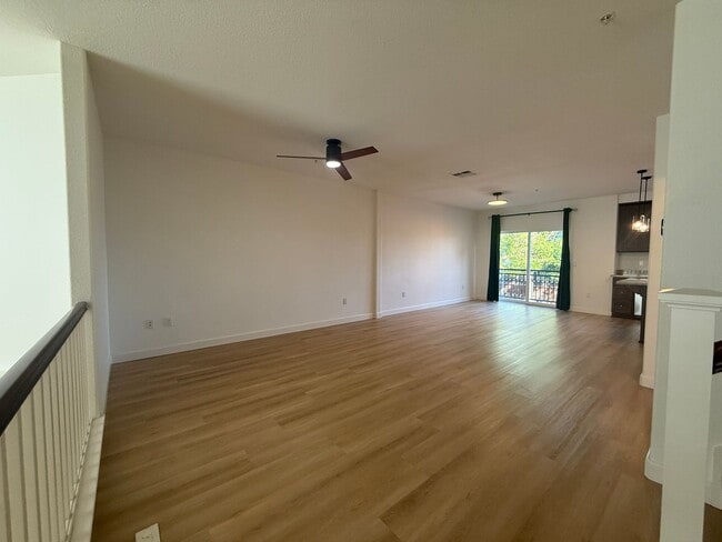 Building Photo - Beautiful and Modern 3 Bedroom 2.5 Bath Townhome in Montecito Vista Area