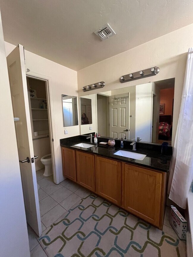 Building Photo - Furnished monthly rental home with long te...