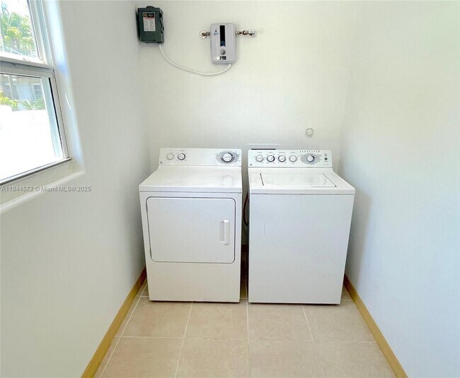 Building Photo - 456 S 20th Ave