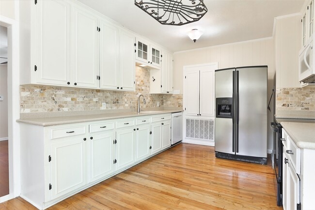 Building Photo - 607 Lakeview Dr