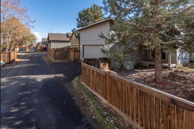 Building Photo - 21328 Oakview Dr