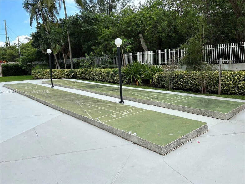 Building Photo - 100 Bayview Dr