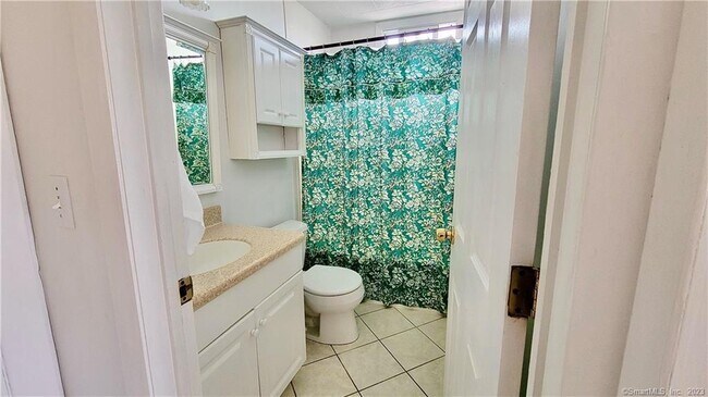 Building Photo - 702 E Broadway