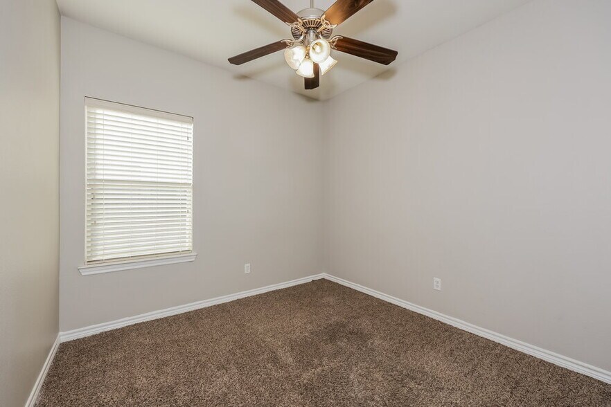 Building Photo - 1428 Park Crest Dr