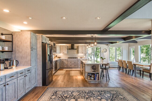 Building Photo - 215 Maple Ridge Ln