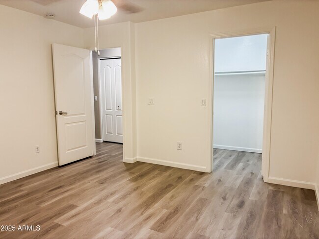 Building Photo - 9105 W Raven Dr