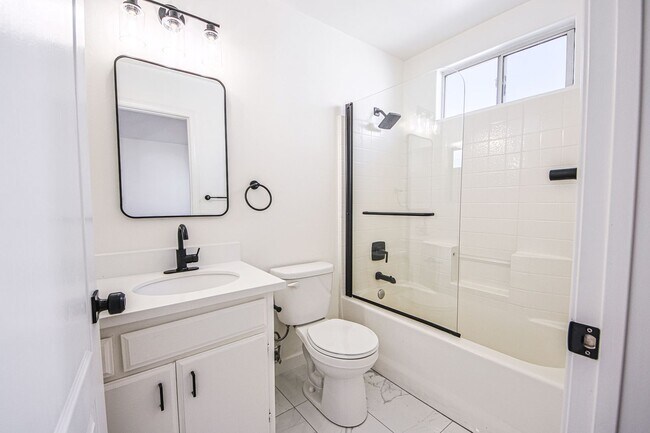 Building Photo - Fully Renovated 4 Bed/3.5Bath Home with Garage + Private Yard