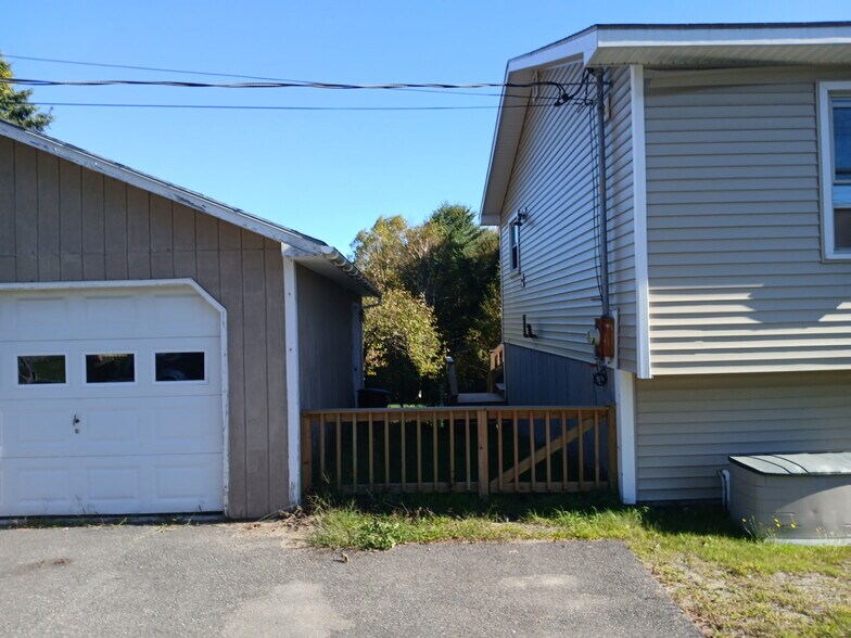 gated entrance to back of house - 187 Oakland Rd