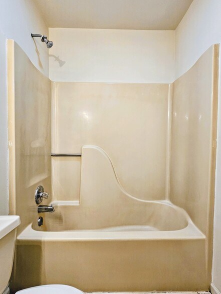 Building Photo - 11 Oriole Dr