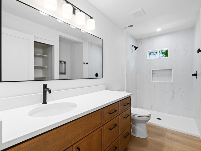 Building Photo - Light-Filled, Fully Remodeled 2?Bed / 1?Ba...
