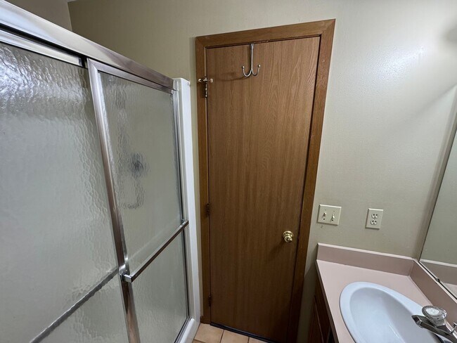 Building Photo - 8611 Scenicview Dr