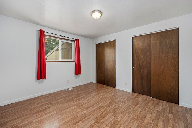 Building Photo - 3 bed, 2 bath