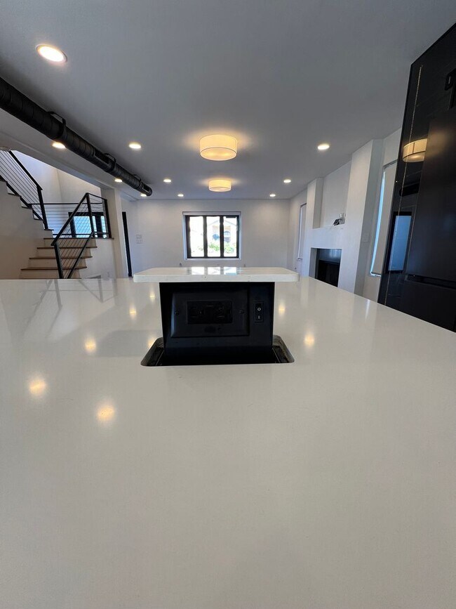 Building Photo - POOL HOME IN SHEFFIELD ESTATES!