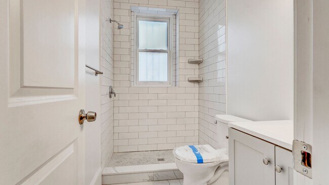 Building Photo - Spacious 4-Bedroom, 2-Bathroom Apartment i...