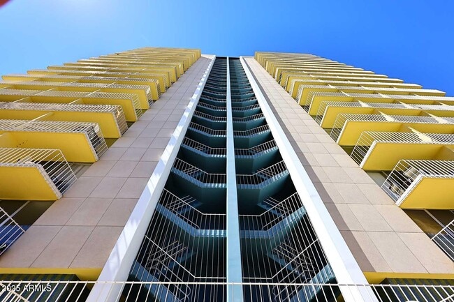 Building Photo - 207 W Clarendon Ave