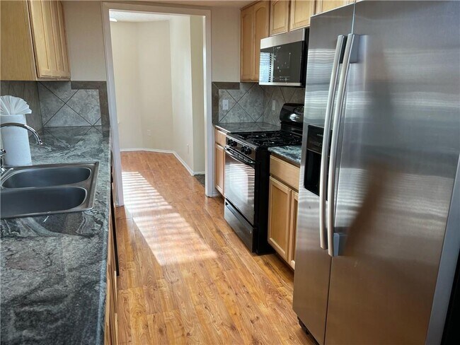 Building Photo - 604 Hill Cove