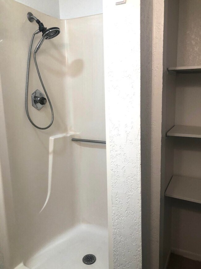 Building Photo - Pre leasing now for 4/1/2026