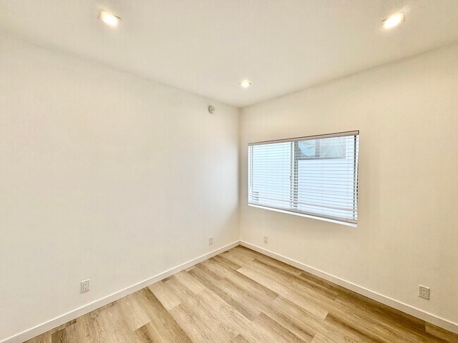 Building Photo - 5139 W Maplewood Ave
