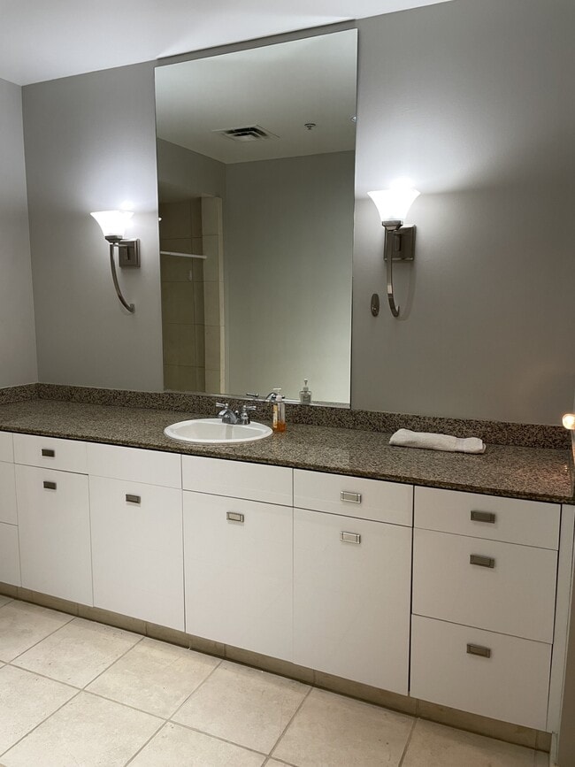 Building Photo - 1401 Calumet St