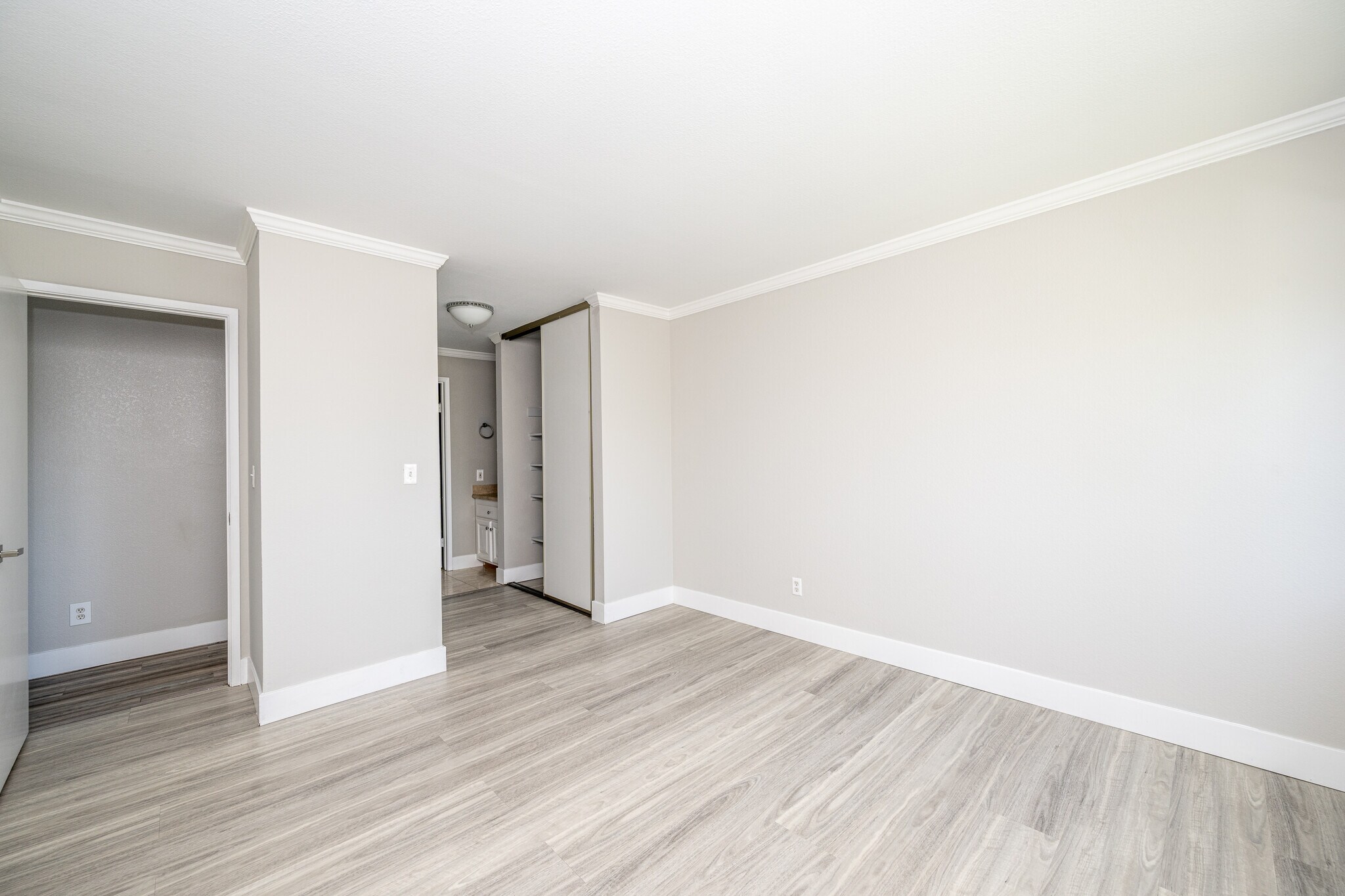 Building Photo - 851 Woodside Way