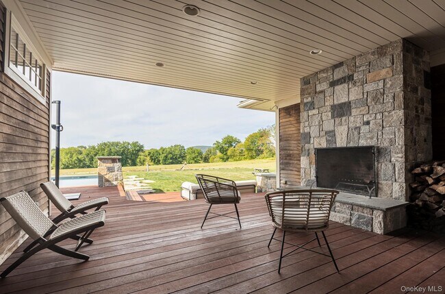 Building Photo - 121 Quaker Hill Rd