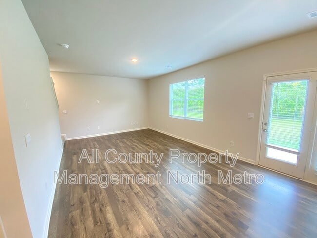 Building Photo - 102 Oaktree St
