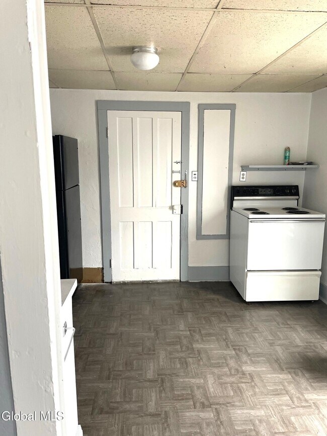 Building Photo - 140 Wells Ave