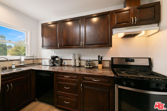 Building Photo - 239 S Doheny Dr