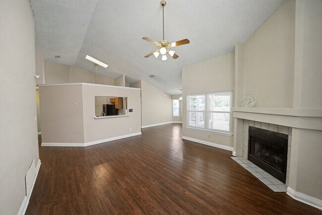 Building Photo - Great Home Near Randolph AFB - Realtor Com...