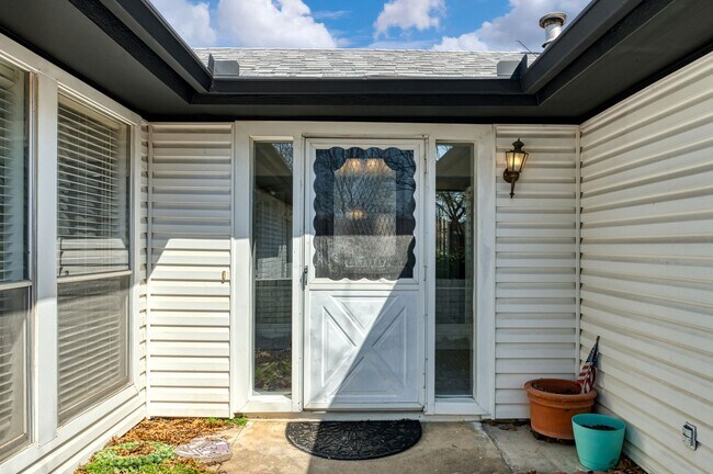 Building Photo - AVAILABLE NOW! BEAUTIFUL 3 BEDROOM HOME LO...