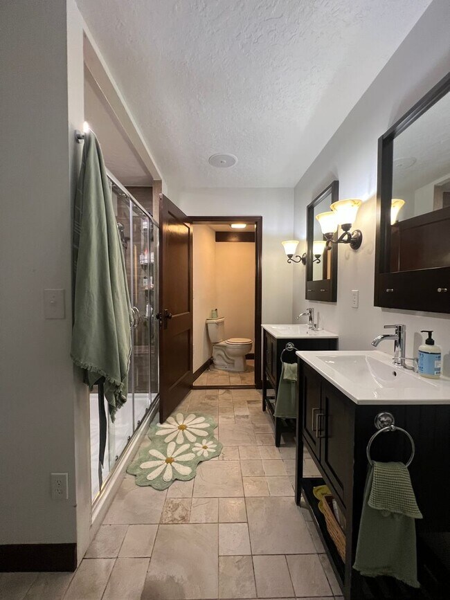 Building Photo - {4331} Updated West Plaza Bungalow + Moder...