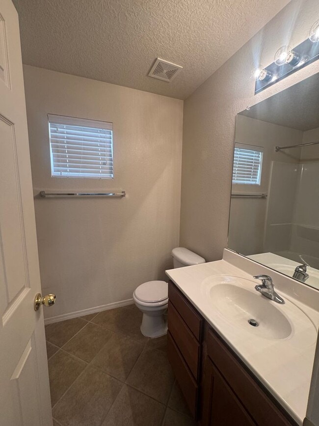 Building Photo - 3 bed 2 bath home in Huning Ranch